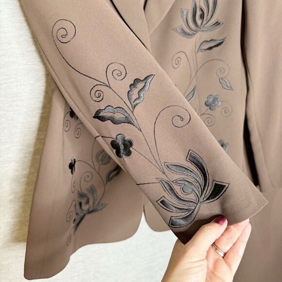 Le‎ Suit Size 8P Skirt Suit 8 Petite Blazer Jacket Embroidered Career Women's - Picture 8 of 10